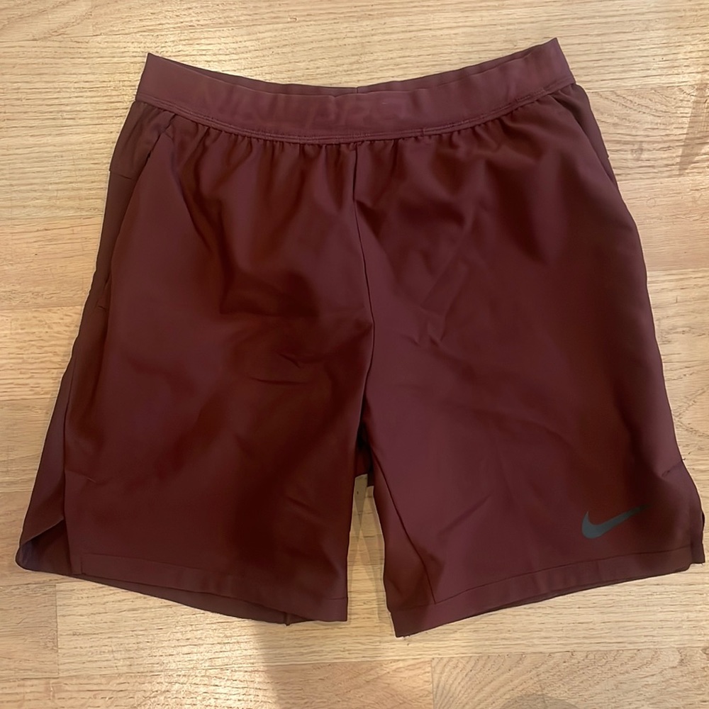 Nike mens shorts, maroon size medium